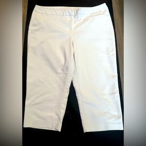 CHICO’s white slimming capri shorts in like new condition size 16 (Chico’s 3)